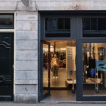 Vooraanzicht Alo Yoga winkel in Amsterdam