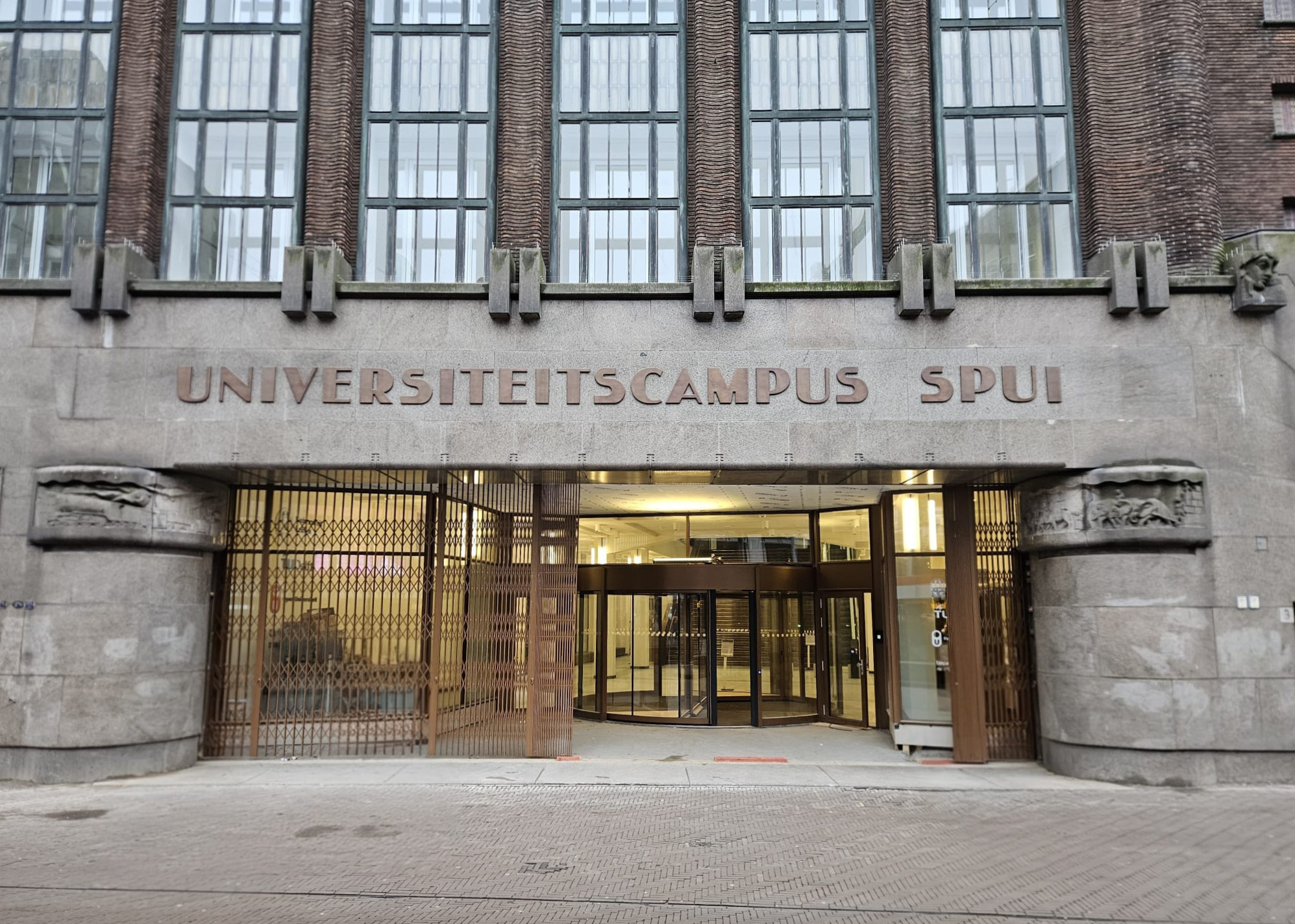 Campus Den Haag Universiteitsgebouw voorzijde Spui